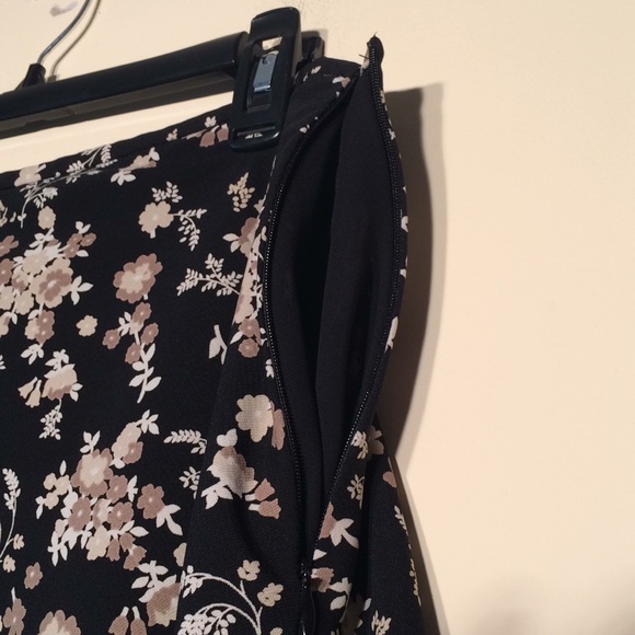 Old Navy Ladies 10 Skirt. Black Floral - Picture 4 of 6